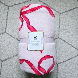 *NWT* Victoria's Secret Plush Blanket - Pink with Red Ribbon Bows